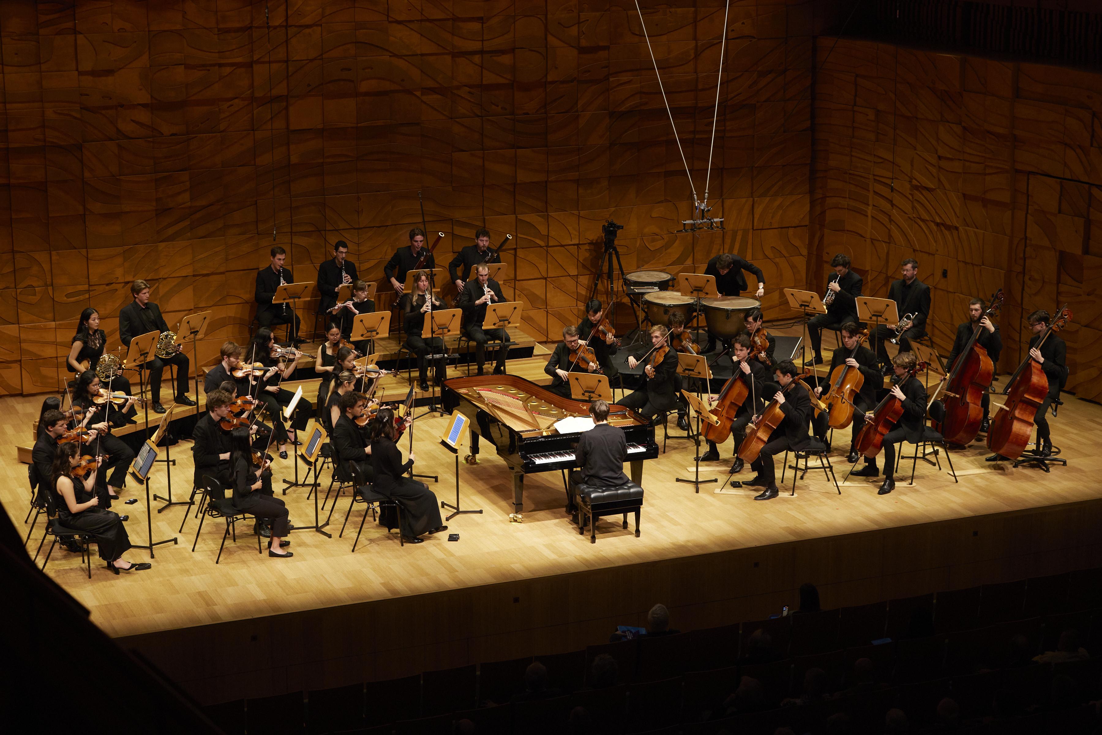 Paavali Jumppanen performing with the ANAM Orchestra, May 2022.